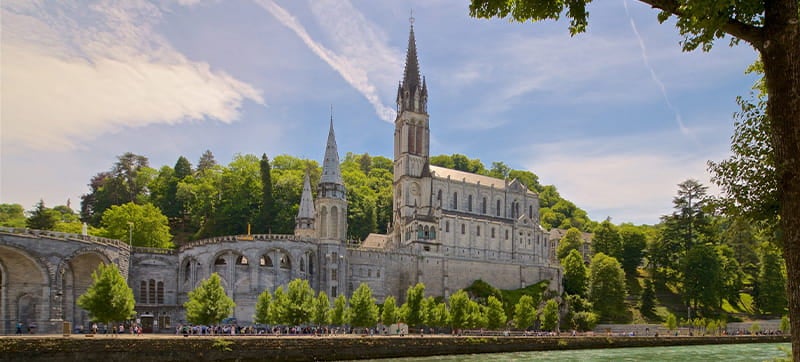 Pourquoi Louer une Voiture à Tarbes, Lourdes, Juillan avec CarJet ?