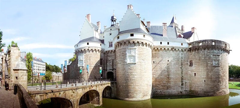 Car Hire in Nantes