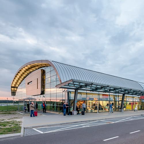 Najam automobila na Varšava Modlin aerodromu
