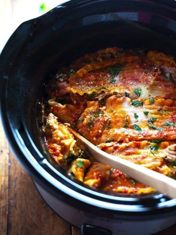 Super Easy Skinny Veggie Crockpot Lasagna - a handful of simple ingredients for a healthy family dinner. | https://slim-core.today